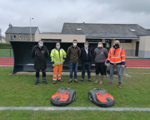Des robots tondeuse au stade de foot de Merdrignac
